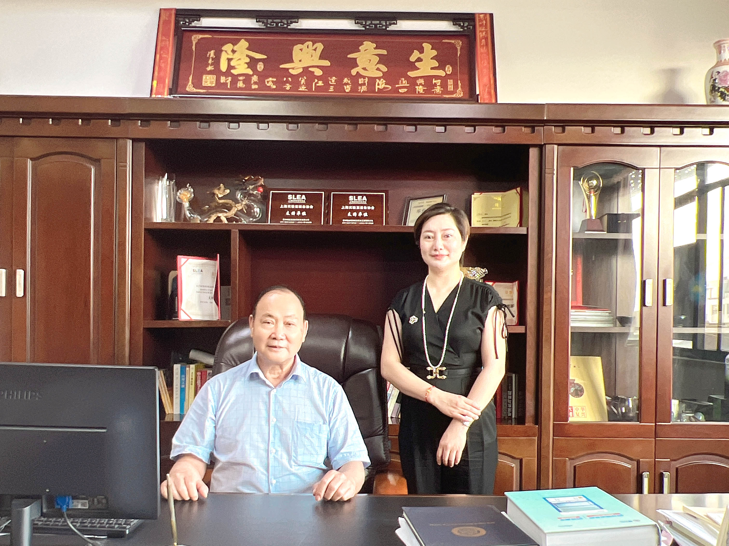 北华董事长郝林热情接待了国家工信部机关原正厅巡视员赵忠抗先生